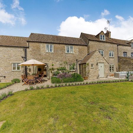 The Clock House Villa Bisley  ภายนอก รูปภาพ