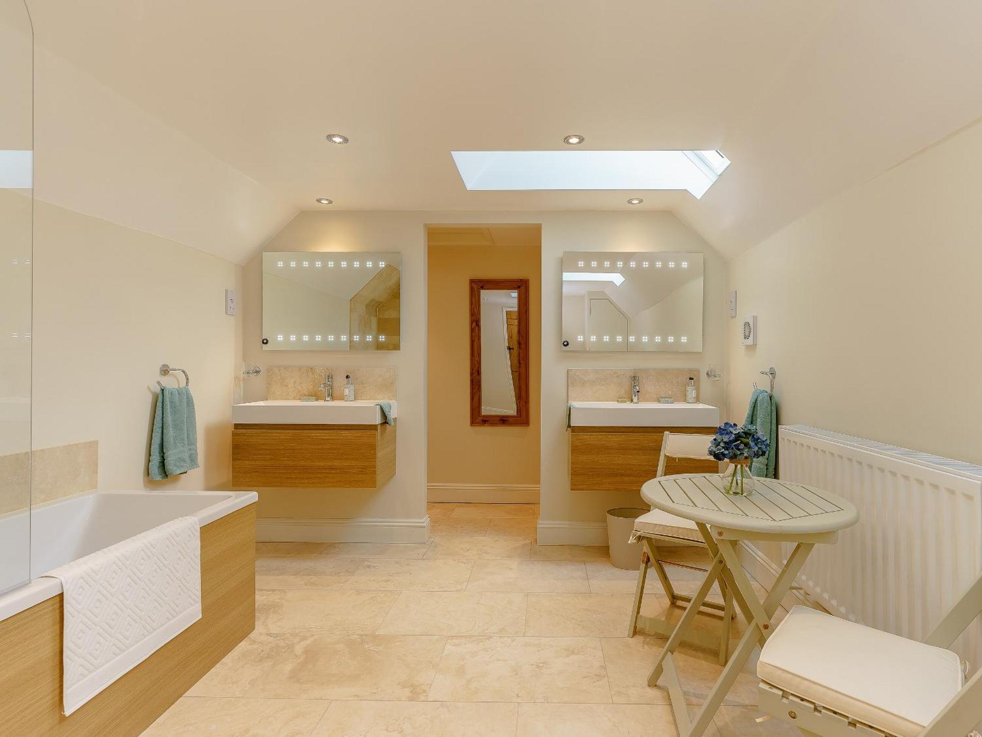The Clock House Villa Bisley  ภายนอก รูปภาพ