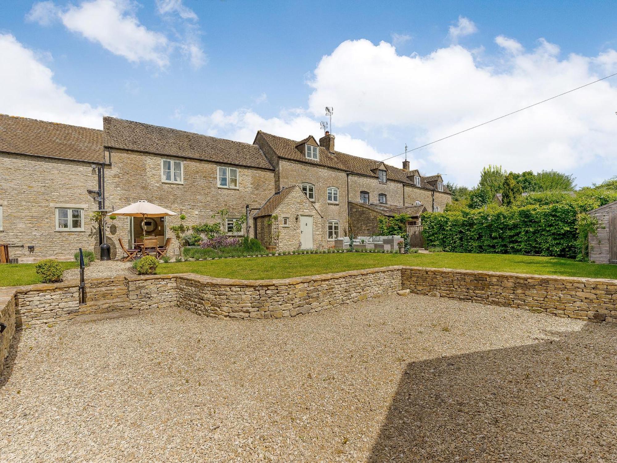 The Clock House Villa Bisley  ภายนอก รูปภาพ