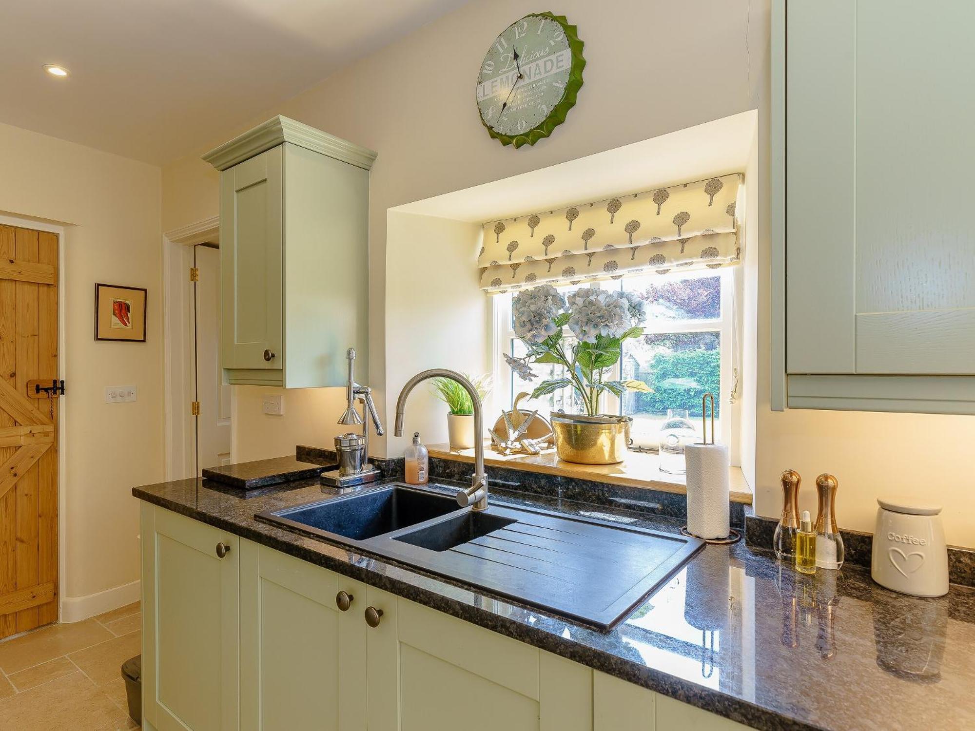 The Clock House Villa Bisley  ภายนอก รูปภาพ